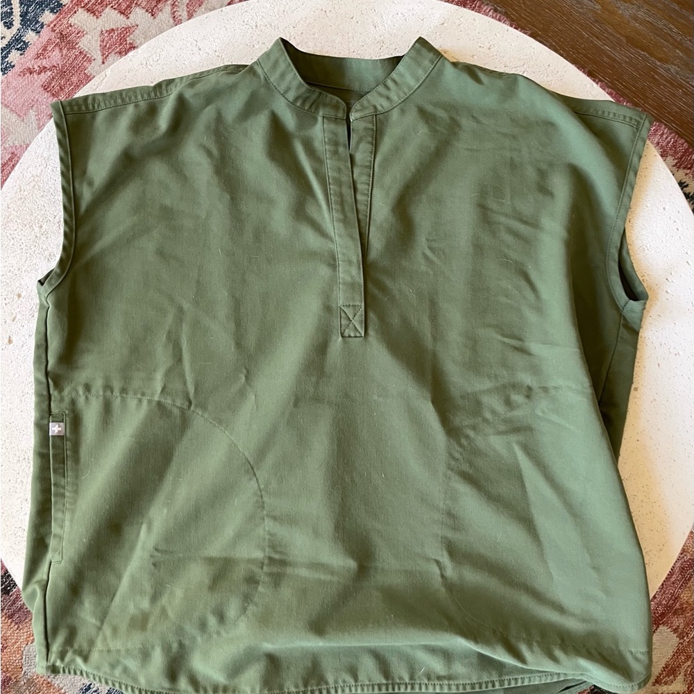 Figs olive Rafaela scrub top size medium.